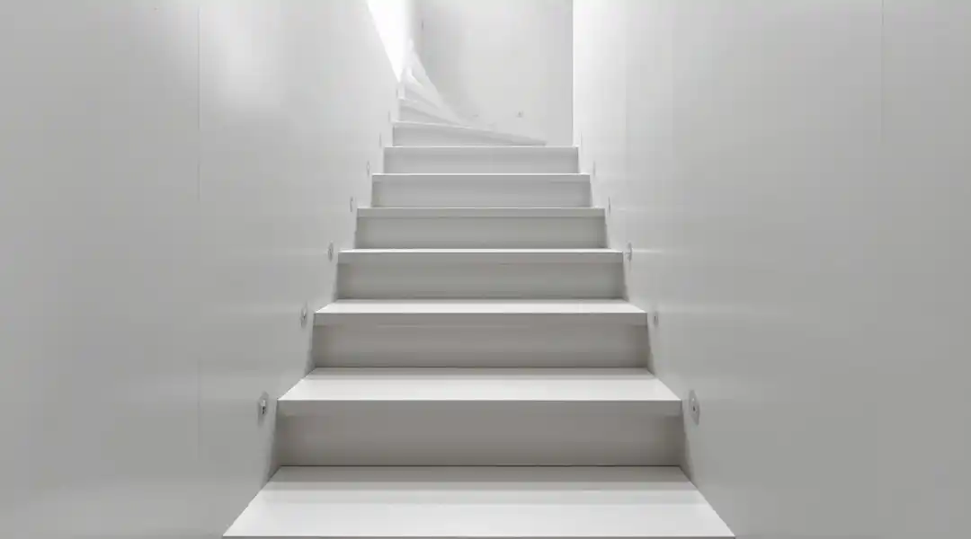 Mini scala lineare progettata per ottimizzare spazi molto piccoli