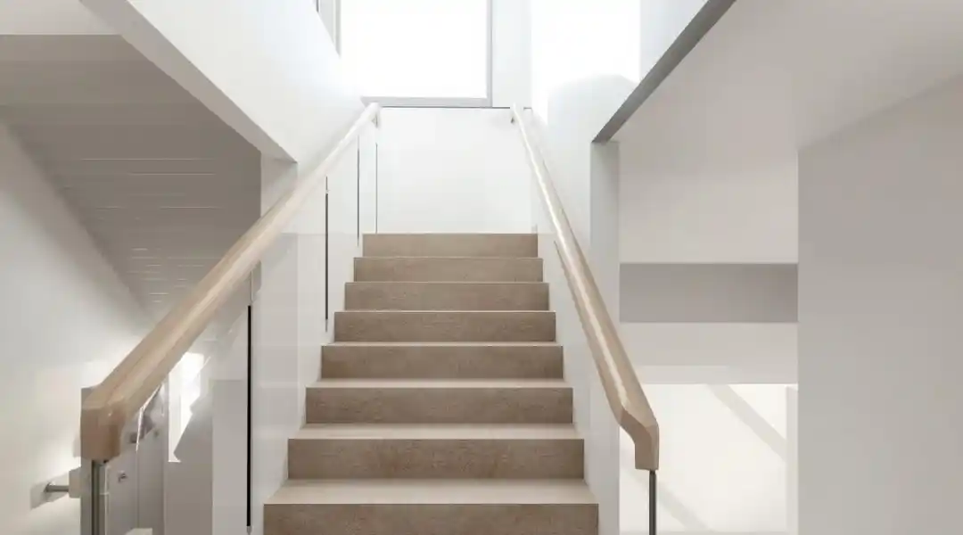 Scala interna con parapetto e corrimano conformi alle normative